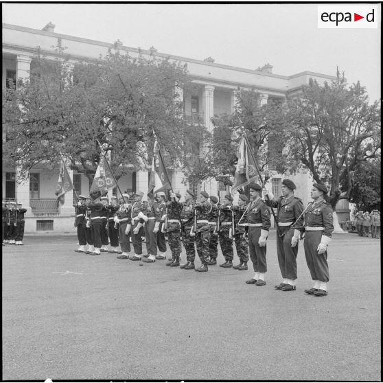 Alger. Caserne d'Orléans. Prise d'armes à l'occasion du départ du général Ailleret.