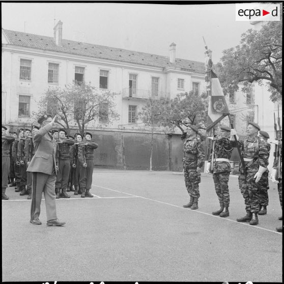 Alger. Caserne d'Orléans. Prise d'armes à l'occasion du départ du général Ailleret.