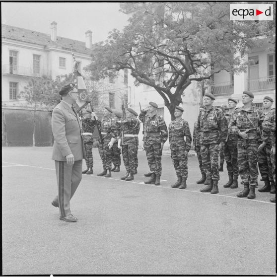 Alger. Caserne d'Orléans. Prise d'armes à l'occasion du départ du général Ailleret.