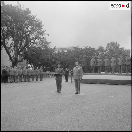 Alger. Caserne d'Orléans. Prise d'armes à l'occasion du départ du général Ailleret. Remises de décorations.