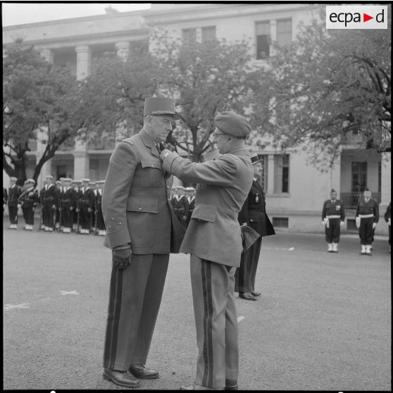 Alger. Caserne d'Orléans. Prise d'armes à l'occasion du départ du général Ailleret. Remise de décoration.