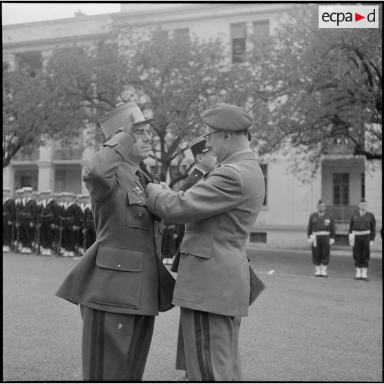 Alger. Caserne d'Orléans. Prise d'armes à l'occasion du départ du général Ailleret. Remise de décoration.