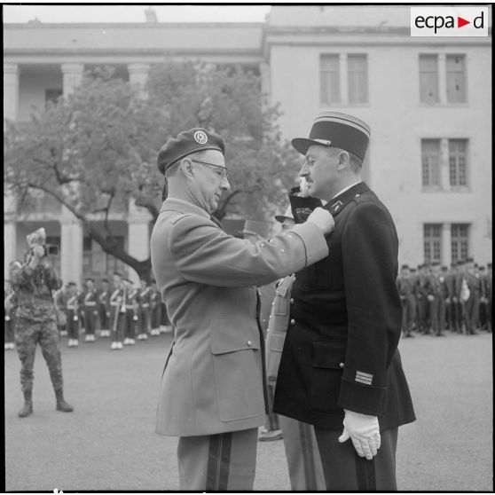 Alger. Caserne d'Orléans. Prise d'armes à l'occasion du départ du général Ailleret. Remise de décoration.