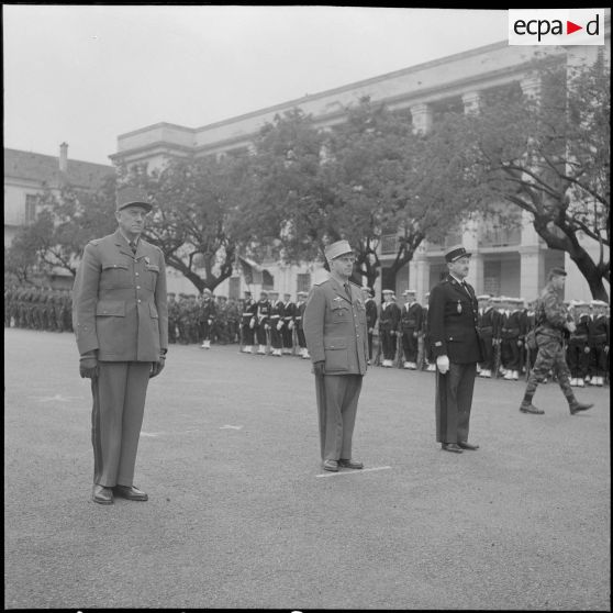 Alger. Caserne d'Orléans. Prise d'armes à l'occasion du départ du général Ailleret. Les décorés.