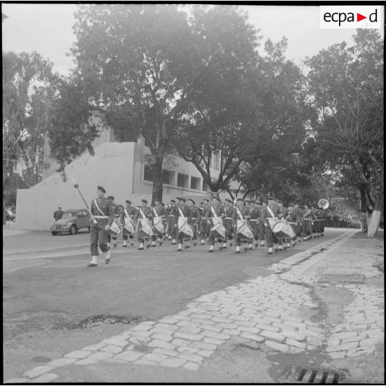 Alger. Caserne d'Orléans. Prise d'armes à l'occasion du départ du général Ailleret. Défilé de la musique.