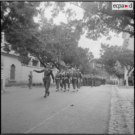 Alger. Caserne d'Orléans. Prise d'armes à l'occasion du départ du général Ailleret. Défilé.