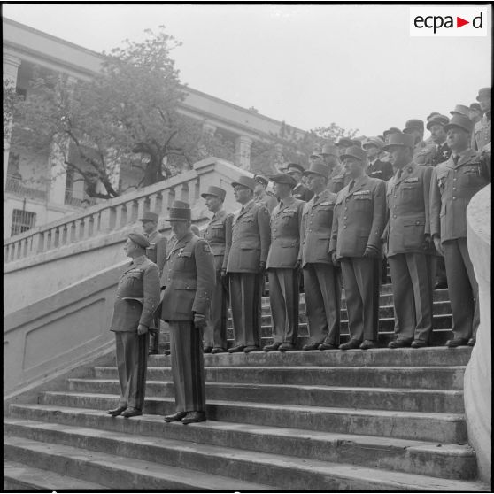 Alger. Caserne d'Orléans. Prise d'armes à l'occasion du départ du général Ailleret. Les officiers et le général regardent le défilé.