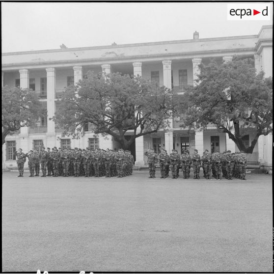 Alger. Caserne d'Orléans. Prise d'armes à l'occasion du départ du général Ailleret.