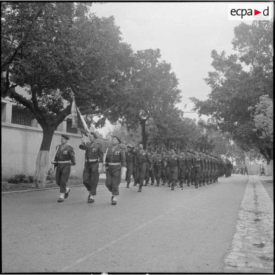 Alger. Caserne d'Orléans. Prise d'armes à l'occasion du départ du général Ailleret. Défilé.