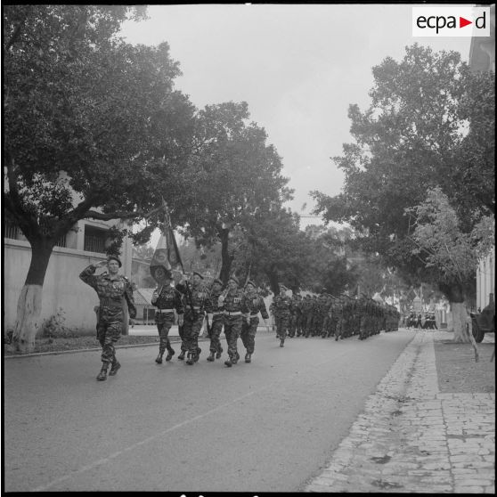 Alger. Caserne d'Orléans. Prise d'armes à l'occasion du départ du général Ailleret. Défilé.