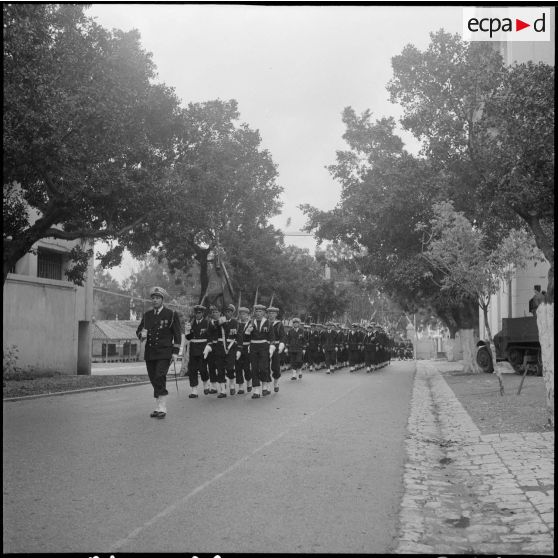 Alger. Caserne d'Orléans. Prise d'armes à l'occasion du départ du général Ailleret. Défilé des fusiliers marins.