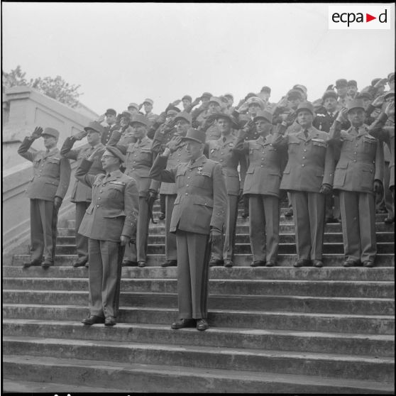 Alger. Caserne d'Orléans. Prise d'armes à l'occasion du départ du général Ailleret. Les officiers et le général saluent les troupes du défilé.
