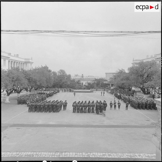 Alger. Caserne d'Orléans. Prise d'armes à l'occasion du départ du général Ailleret.