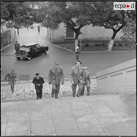 Alger. Caserne d'Orléans. Prise d'armes à l'occasion du départ du général Ailleret.