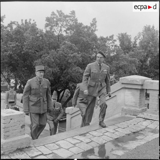 Alger. Caserne d'Orléans. Prise d'armes à l'occasion du départ du général Ailleret.
