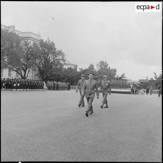 Alger. Caserne d'Orléans. Prise d'armes à l'occasion du départ du général Ailleret. Revue des troupes.