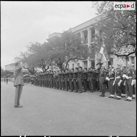 Alger. Caserne d'Orléans. Prise d'armes à l'occasion du départ du général Ailleret.