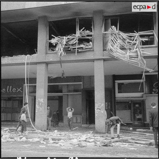 Alger. Attentat au plastic aux contributions directes.