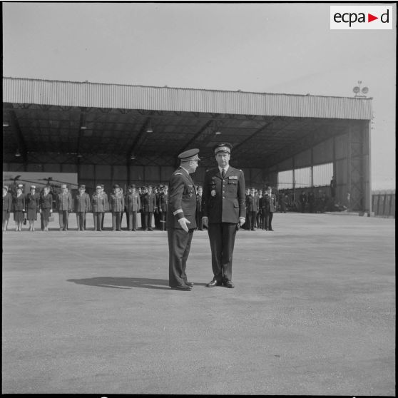 Une base aérienne en Algérie. Départ du général Ailleret.