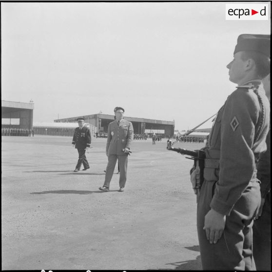 Une base aérienne en Algérie. Départ du général Ailleret. Revue des troupes.