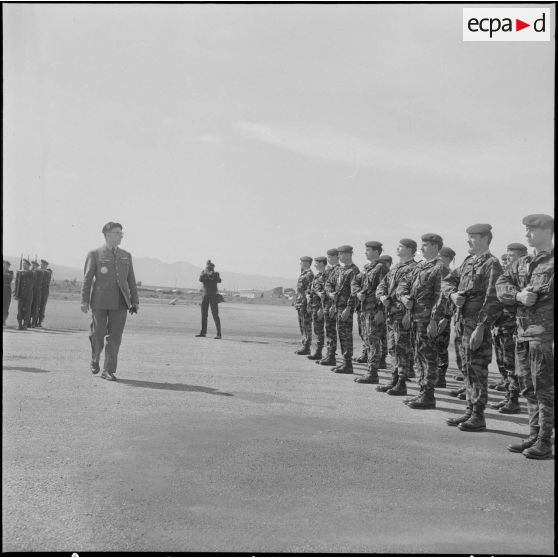 Une base aérienne en Algérie. Départ du général Ailleret. Revue des troupes.