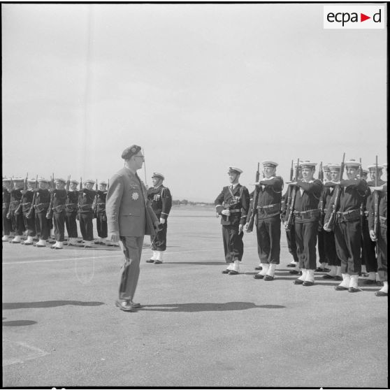 Une base aérienne en Algérie. Départ du général Ailleret. Revue des fusiliers marins.