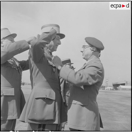 Une base aérienne en Algérie. Départ du général Ailleret. Remise de décoration.