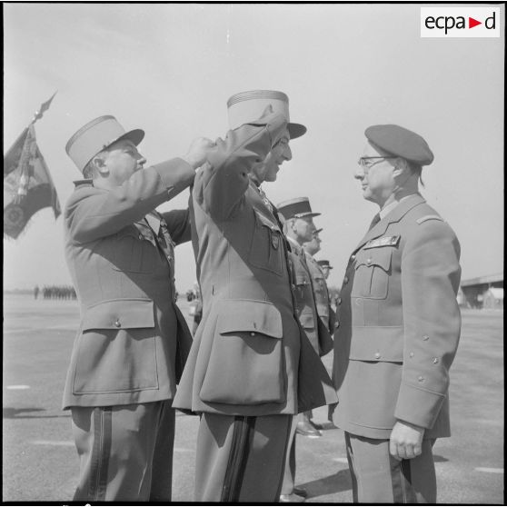 Une base aérienne en Algérie. Départ du général Ailleret. Remise de décoration.