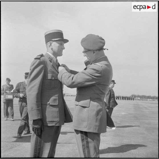 Une base aérienne en Algérie. Départ du général Ailleret. Remise de décoration.