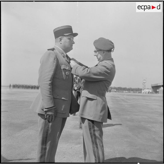 Une base aérienne en Algérie. Départ du général Ailleret. Remise de décoration.