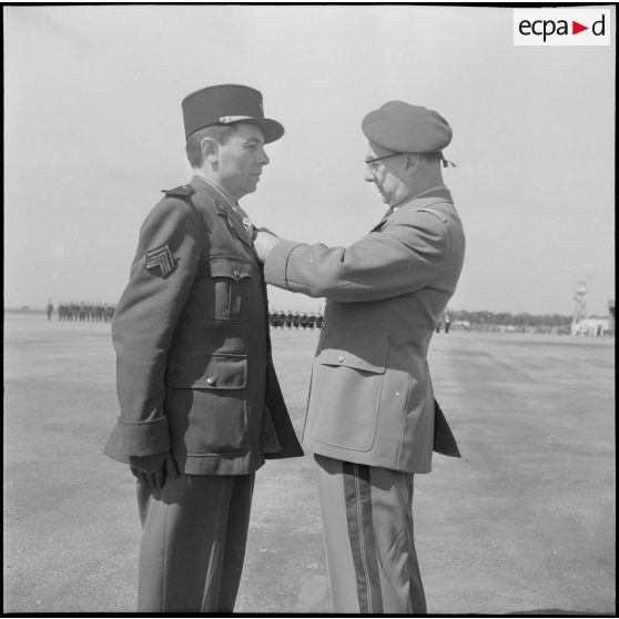 Une base aérienne en Algérie. Départ du général Ailleret. Remise de décoration.