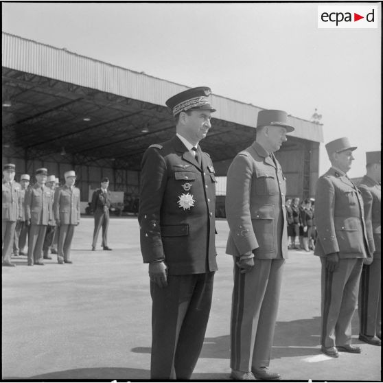 Une base aérienne en Algérie. Départ du général Ailleret.