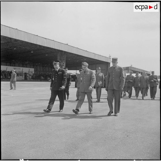 Une base aérienne en Algérie. Départ du général Ailleret.