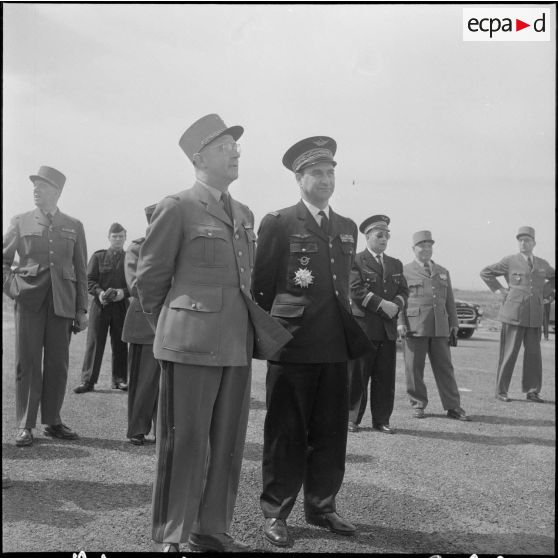 Une base aérienne en Algérie. Départ du général Ailleret.