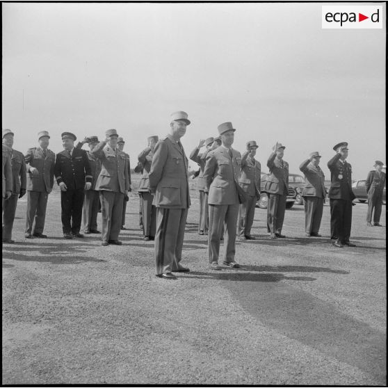 Une base aérienne en Algérie. Départ du général Ailleret.