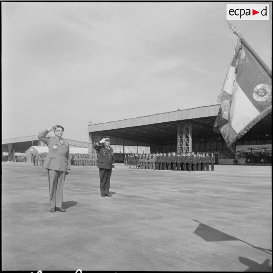 Une base aérienne en Algérie. Départ du général Ailleret. Le général salue pendant la cérémonie.
