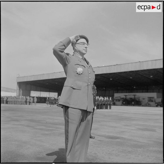 Une base aérienne en Algérie. Départ du général Ailleret. Le général salue pendant la cérémonie.