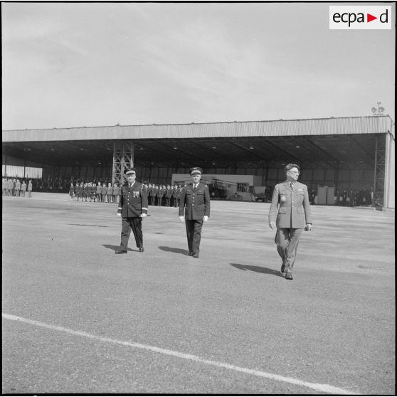 Une base aérienne en Algérie. Départ du général Ailleret. Revue des troupes.