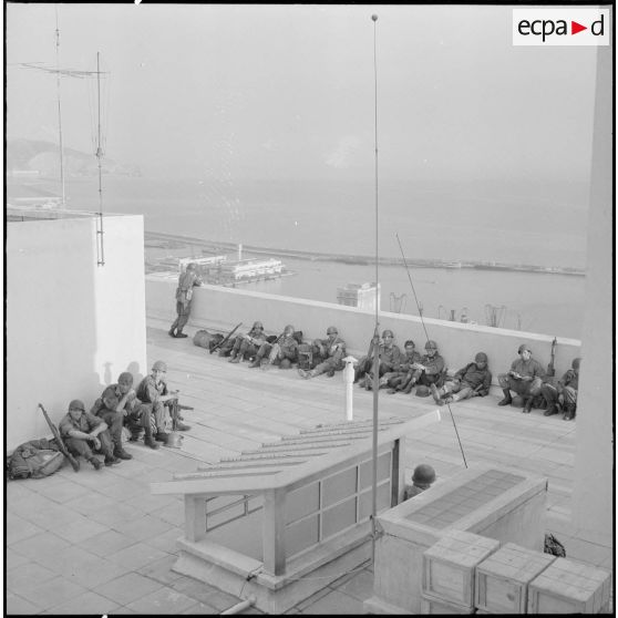 Oran. Mise en place des troupes sur les terrasses.