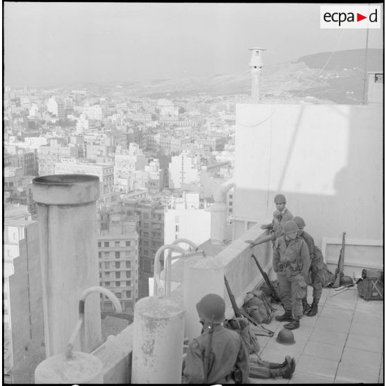 Oran. Mise en place des troupes sur les terrasses.