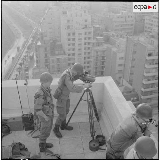 Oran. Mise en place des troupes sur les terrasses.