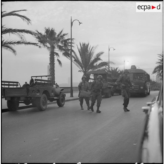 Oran. Mise en place des troupes sur les terrasses. Des soldats s'occupent des barbelés.