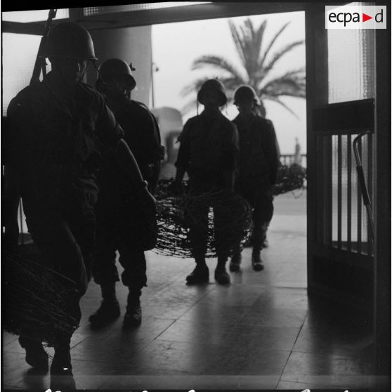 Oran. Mise en place des troupes sur les terrasses. Des soldats s'occupent des barbelés.