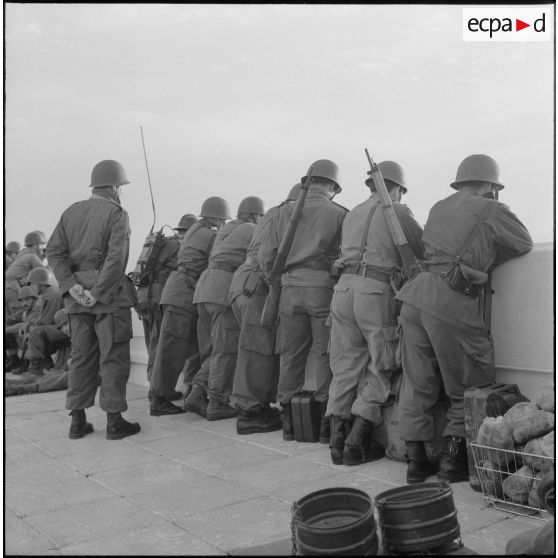 Oran. Mise en place des troupes sur les terrasses.