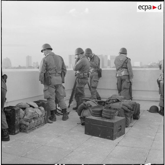 Oran. Mise en place des troupes sur les terrasses.
