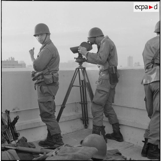 Oran. Mise en place des troupes sur les terrasses.