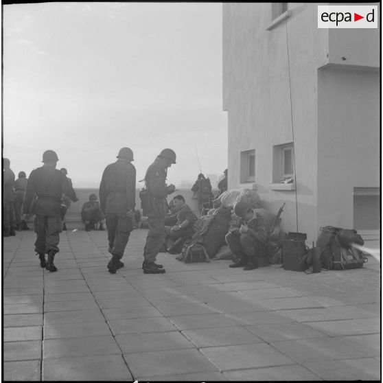 Oran. Mise en place des troupes sur les terrasses.