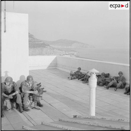 Oran. Mise en place des troupes sur les terrasses.