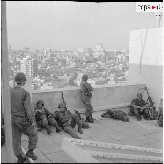 Oran. Mise en place des troupes sur les terrasses.