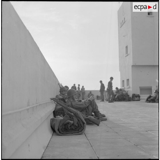 Oran. Mise en place des troupes sur les terrasses.